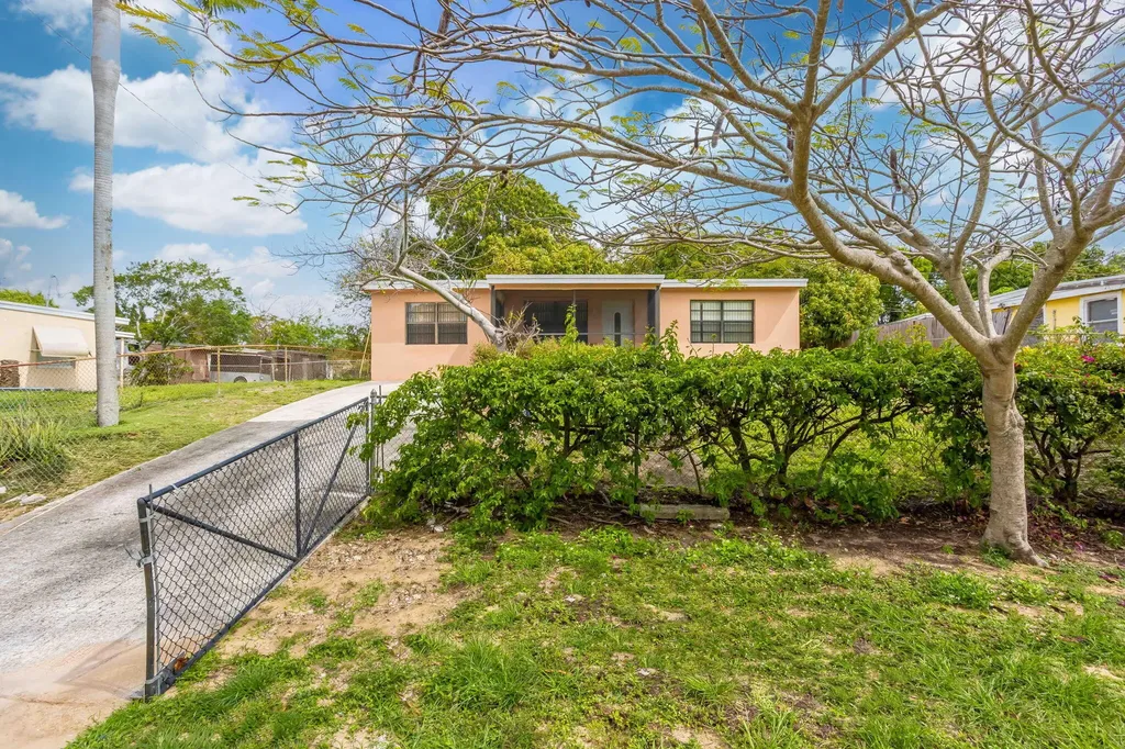 131 Ficus Tree Drive Lantana FL 33462