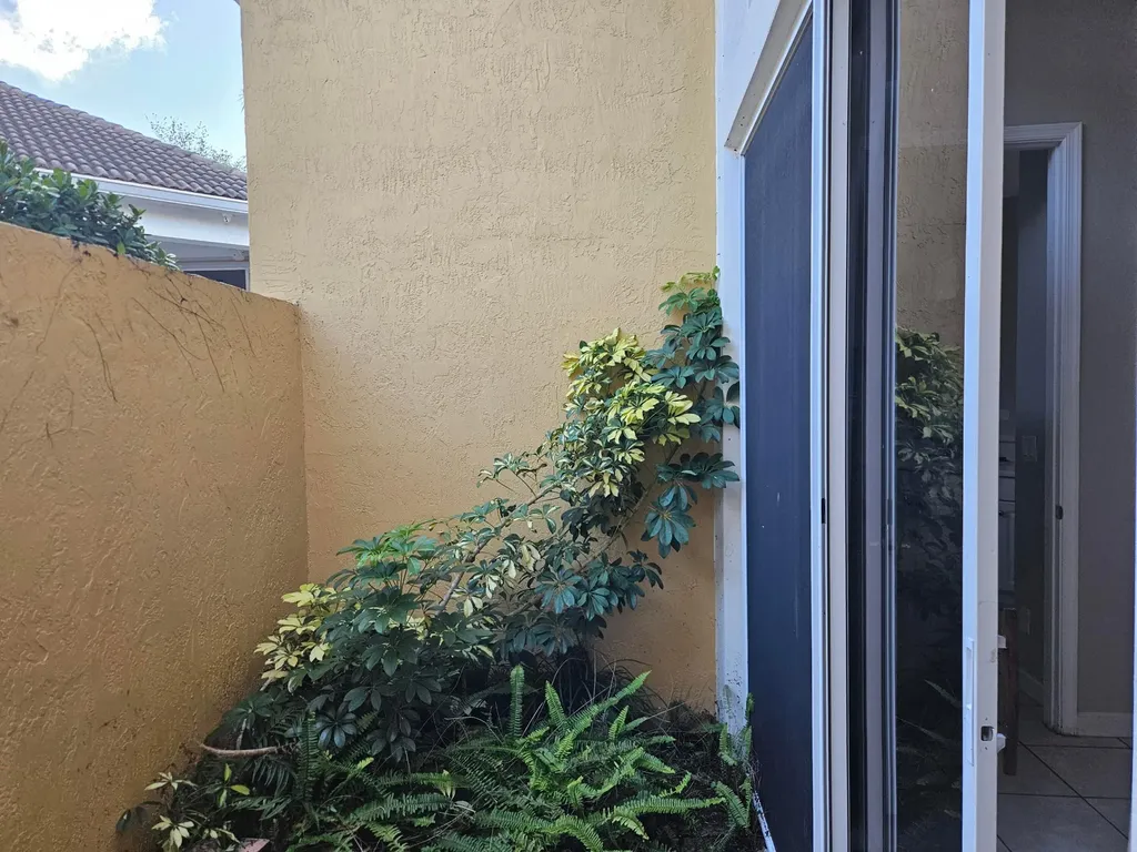 5842 NW 123rd Avenue Coral Springs FL 33076
