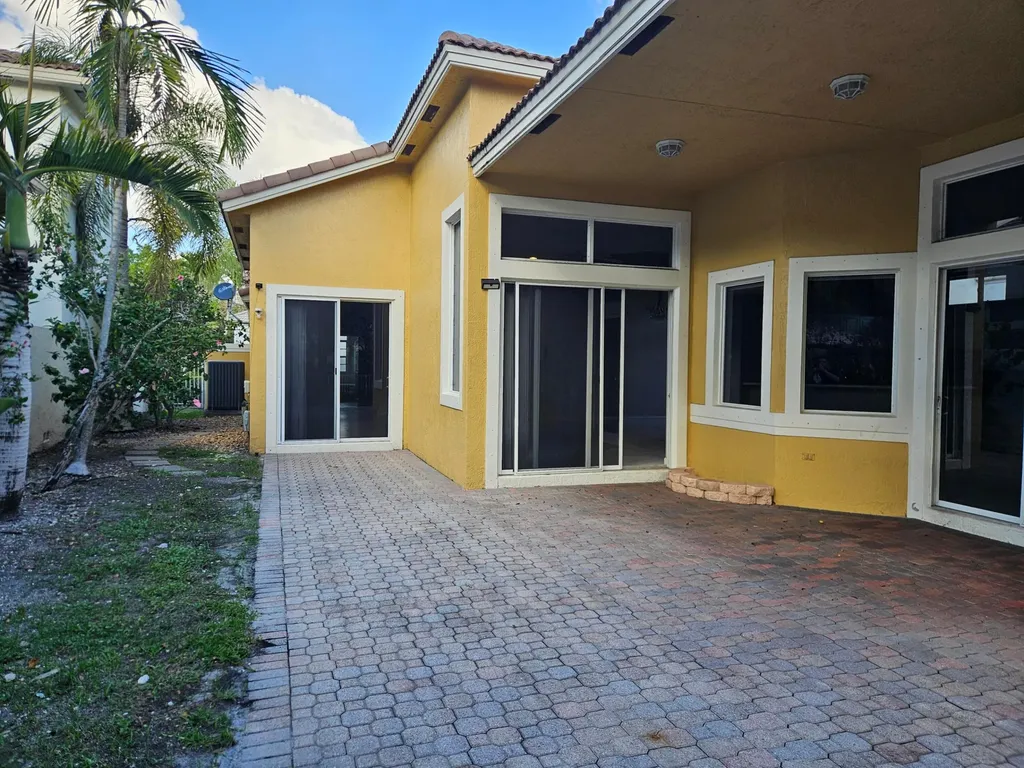 5842 NW 123rd Avenue Coral Springs FL 33076