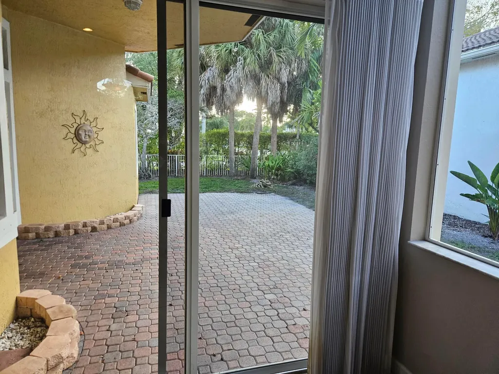 5842 NW 123rd Avenue Coral Springs FL 33076