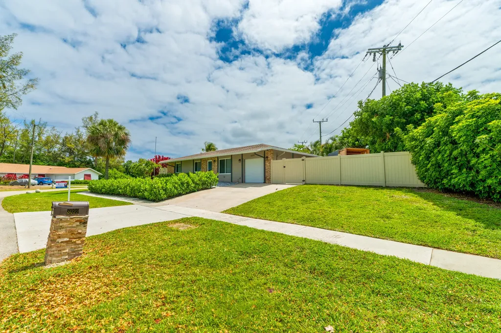 8099 Santa Fe Trail Boca Raton FL 33487