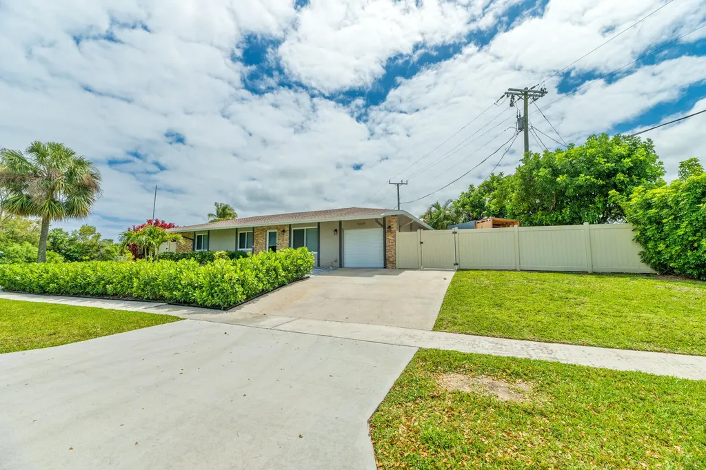 8099 Santa Fe Trail Boca Raton FL 33487