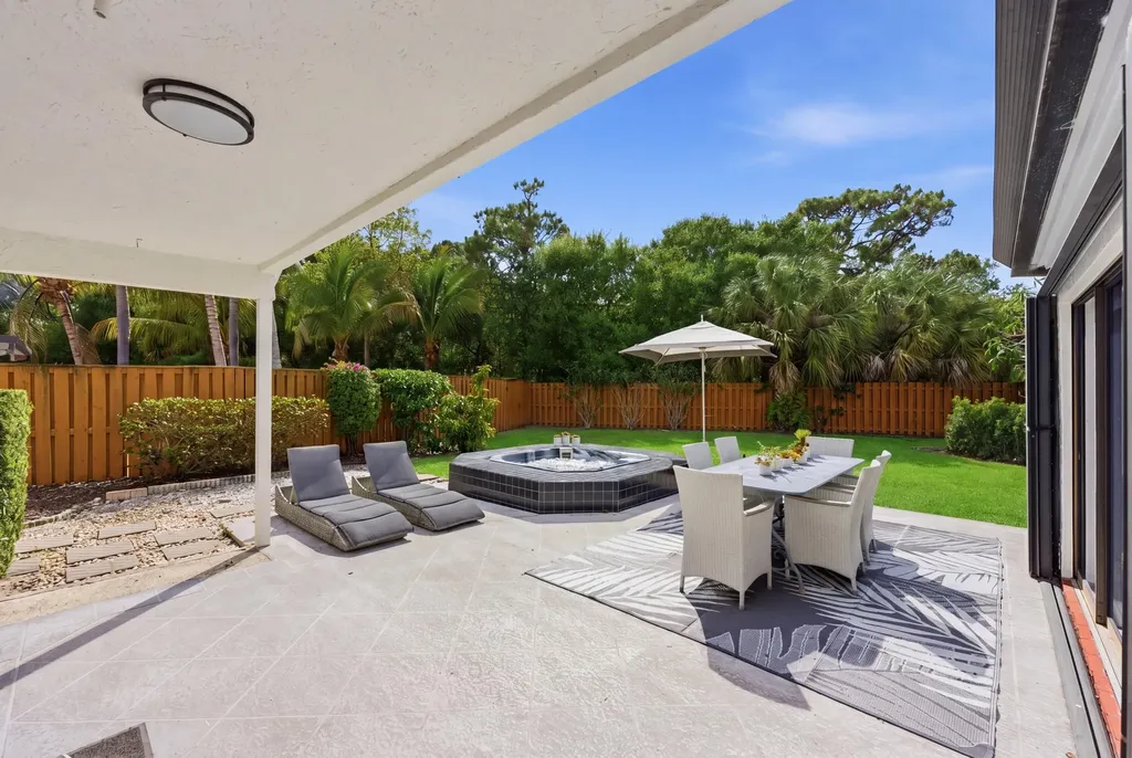 2596 La Cristal Circle Palm Beach Gardens FL 33410