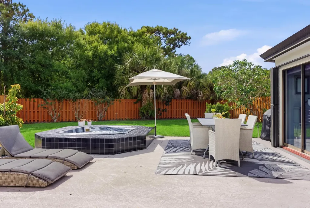 2596 La Cristal Circle Palm Beach Gardens FL 33410