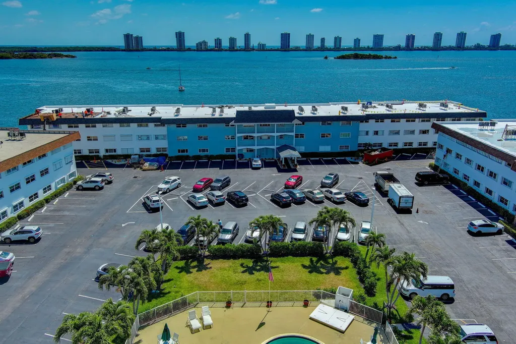 100 Shore Court North Palm Beach FL 33408