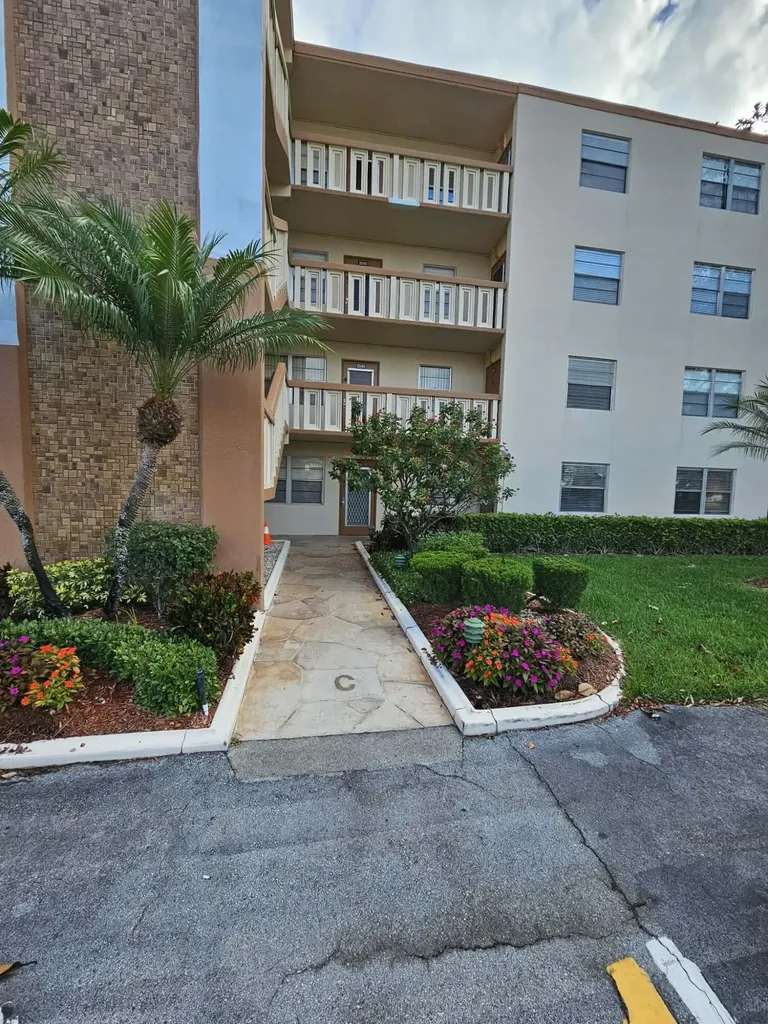 1039 Newcastle C Boca Raton FL 33434