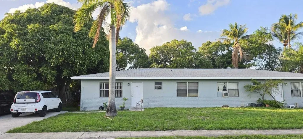 233 SE 26th Avenue Boynton Beach FL 33435