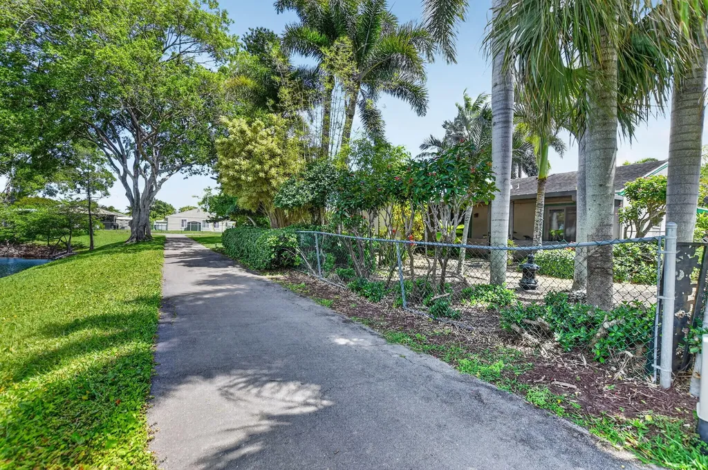 8353 Huntsman Place Boca Raton FL 33433
