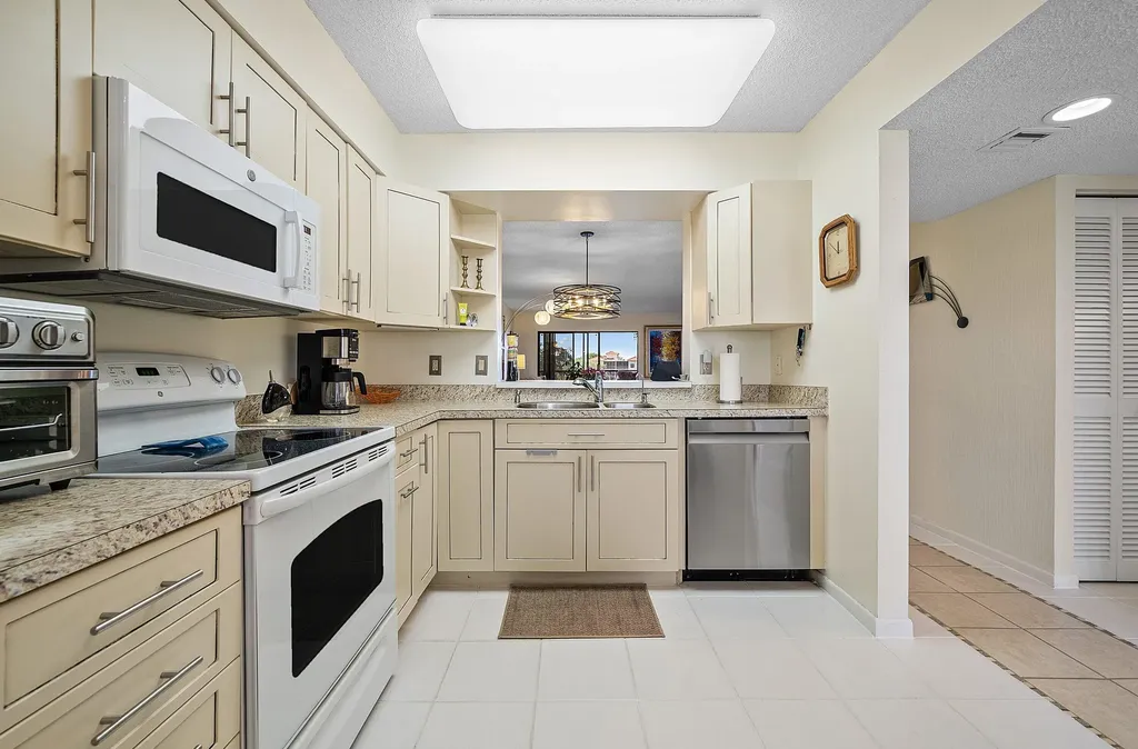 6065 Pointe Regal Circle Delray Beach FL 33484