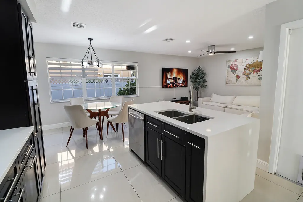 11303 Lakeview Drive Coral Springs FL 33071