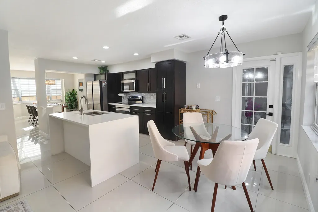 11303 Lakeview Drive Coral Springs FL 33071