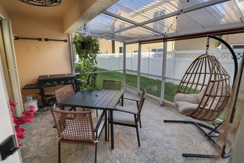 11303 Lakeview Drive Coral Springs FL 33071