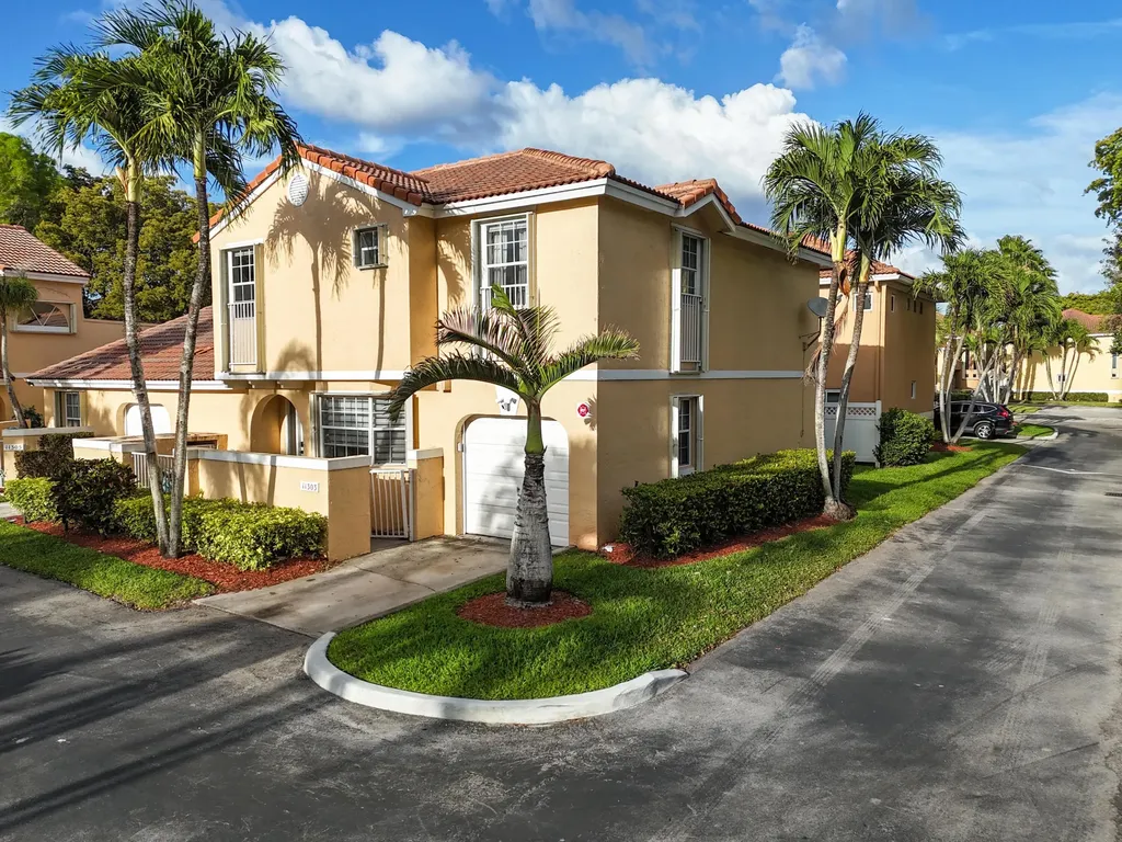11303 Lakeview Drive Coral Springs FL 33071