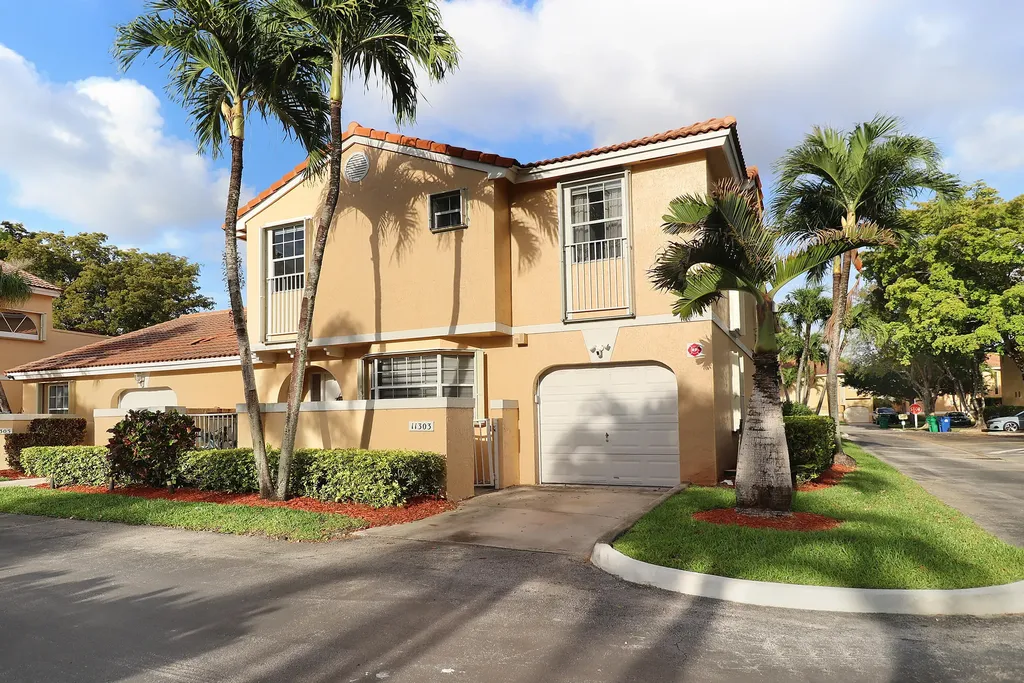 11303 Lakeview Drive Coral Springs FL 33071