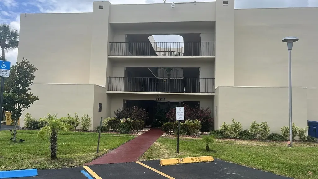 5160 Las Verdes Circle Delray Beach FL 33484