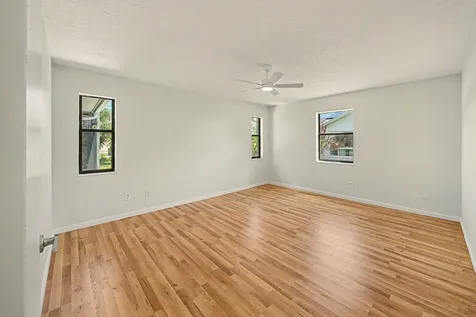933 SE Streamlet Avenue Port St Lucie FL 34983