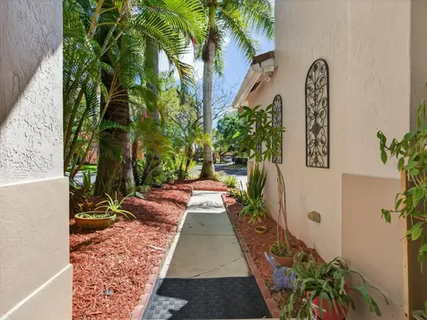 552 Penta Court Weston FL 33327