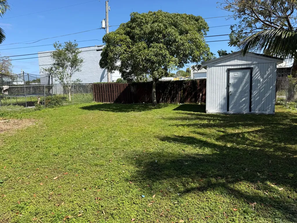 5441 SW 18th Street West Park FL 33023