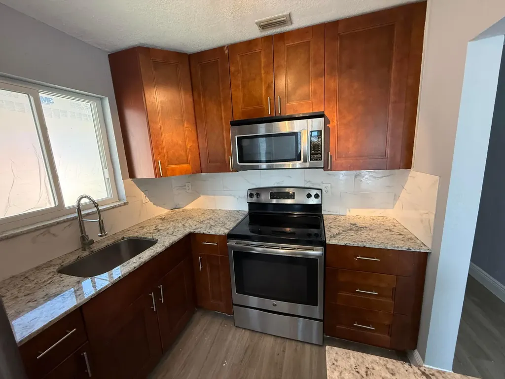 5441 SW 18th Street West Park FL 33023