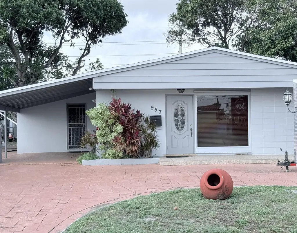 957 W 67th Street Hialeah FL 33012