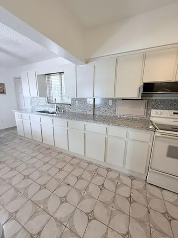 957 W 67th Street Hialeah FL 33012