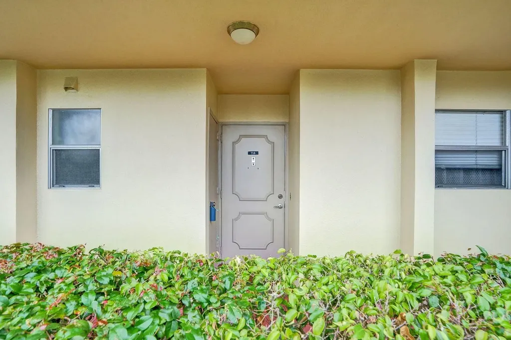 3590 Via Poinciana Greenacres FL 33467