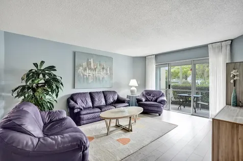 3590 Via Poinciana Greenacres FL 33467