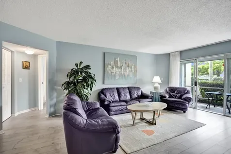3590 Via Poinciana Greenacres FL 33467