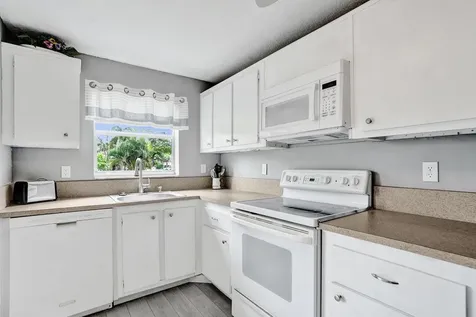 3590 Via Poinciana Greenacres FL 33467