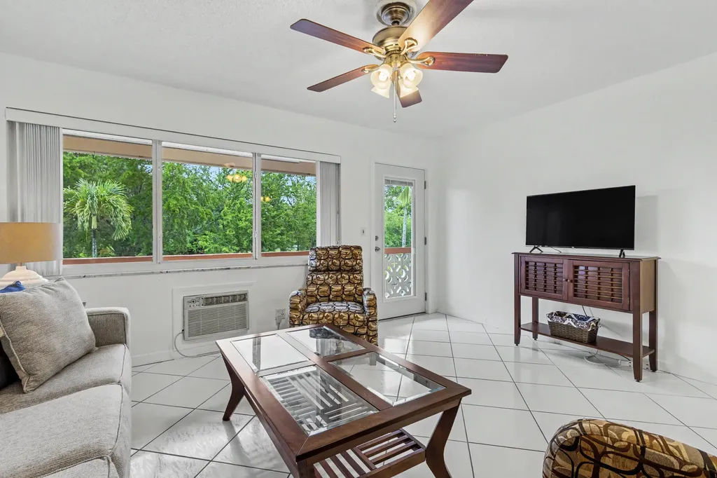 900 SW 10th Terrace Hallandale Beach FL 33009
