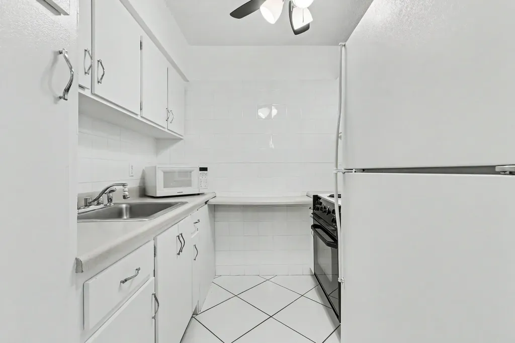900 SW 10th Terrace Hallandale Beach FL 33009