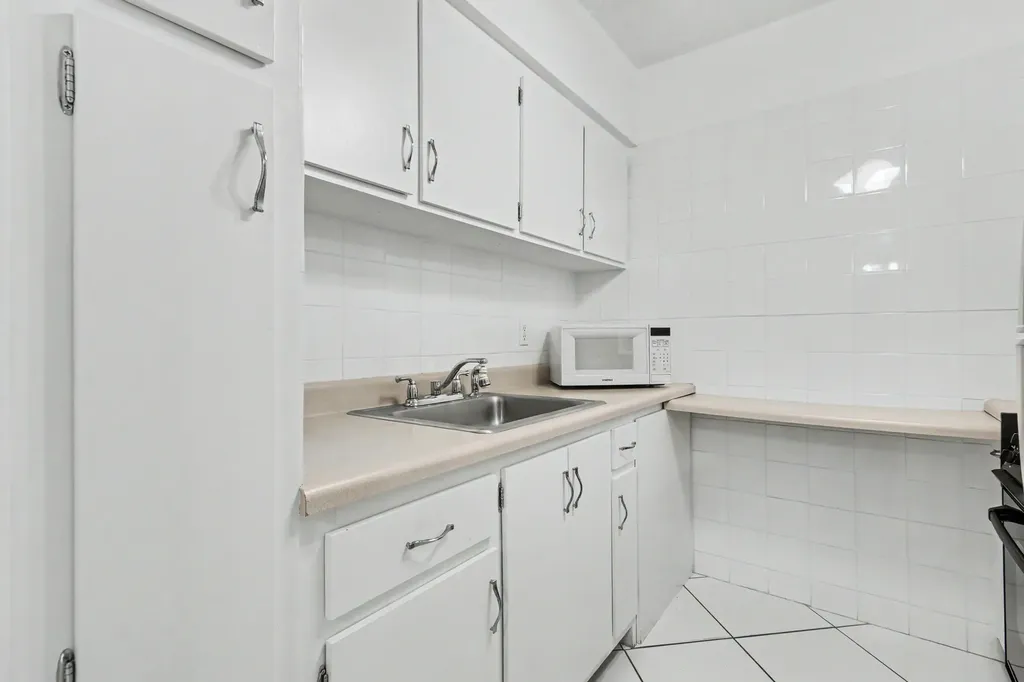 900 SW 10th Terrace Hallandale Beach FL 33009
