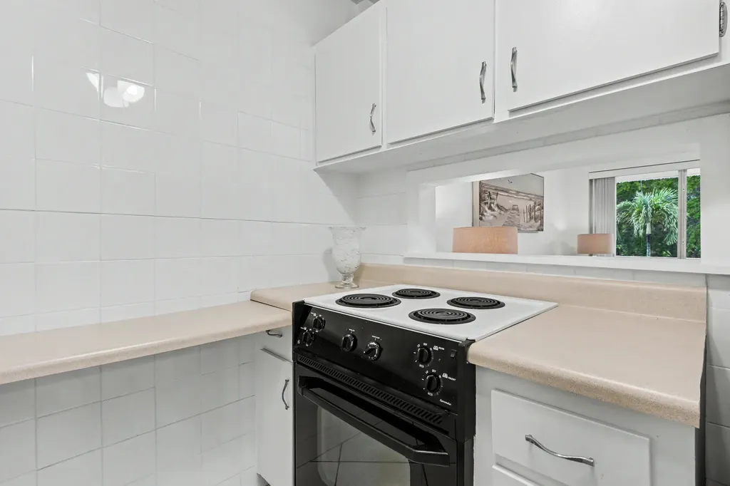 900 SW 10th Terrace Hallandale Beach FL 33009
