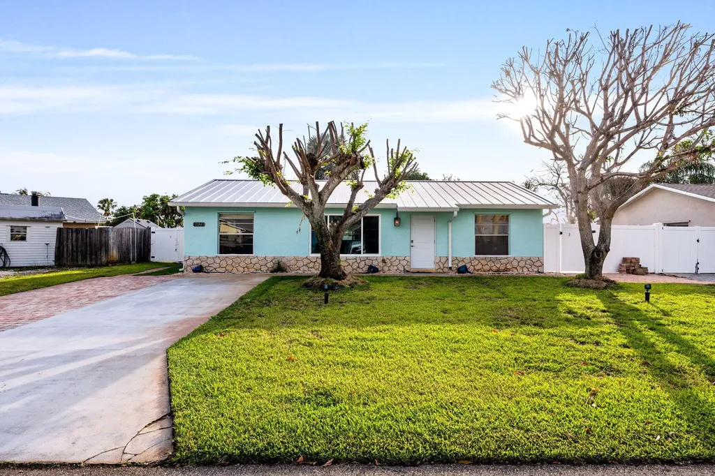 8675 SE Keathley Hobe Sound FL 33455