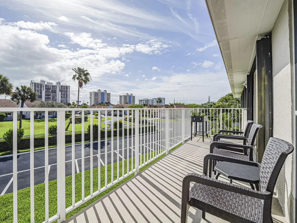 3206 S Lakeview Circle Hutchinson Island FL 34949