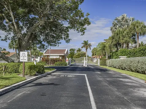 3206 S Lakeview Circle Hutchinson Island FL 34949