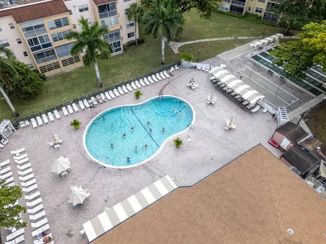 2801 Somerset Drive Lauderdale Lakes FL 33311