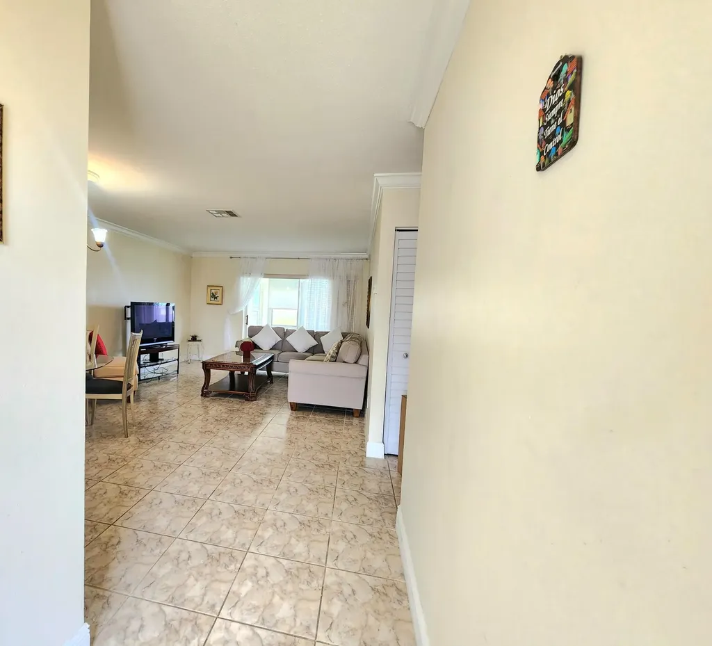 2825 E Crosley Drive Drive E West Palm Beach FL 33415