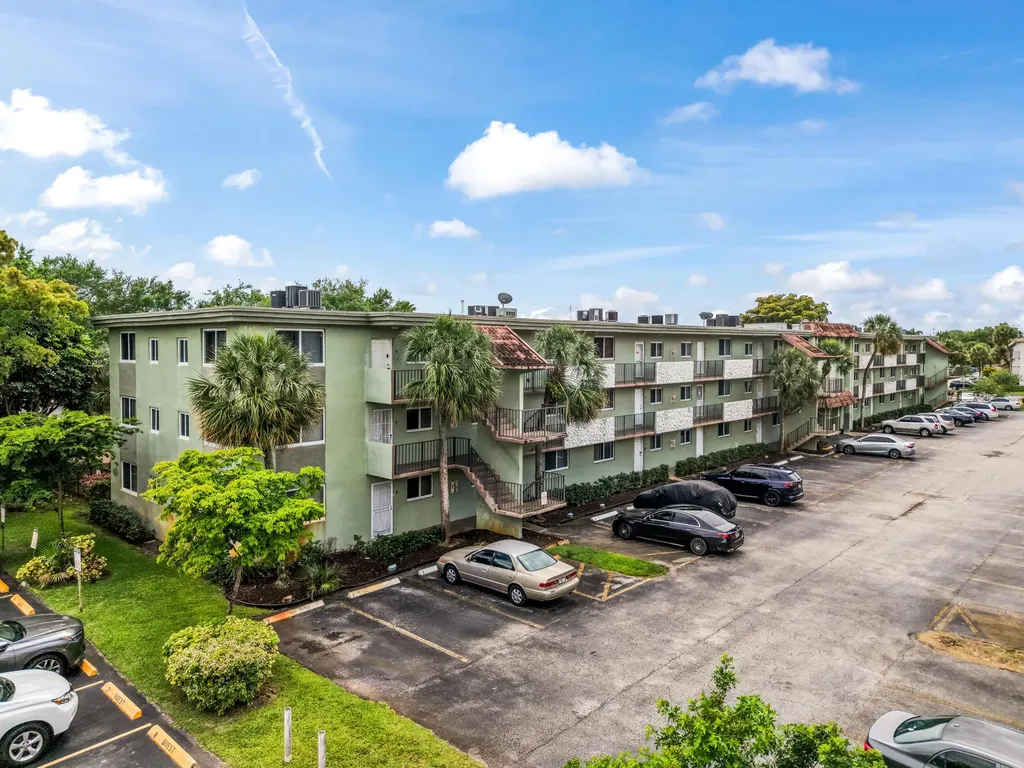 5935 Del Lago Circle Sunrise FL 33313