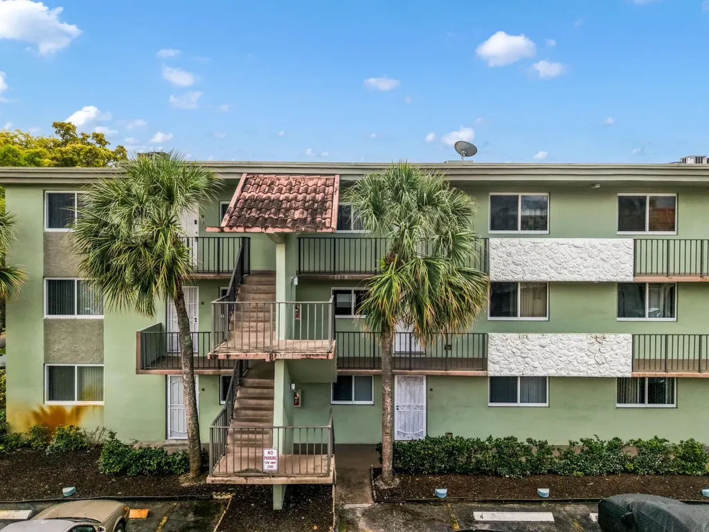 5935 Del Lago Circle Sunrise FL 33313