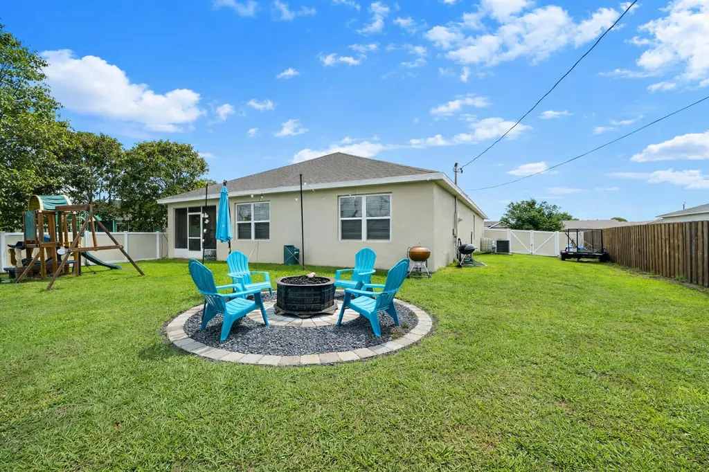 1040 SW Canary Terrace Port St Lucie FL 34953
