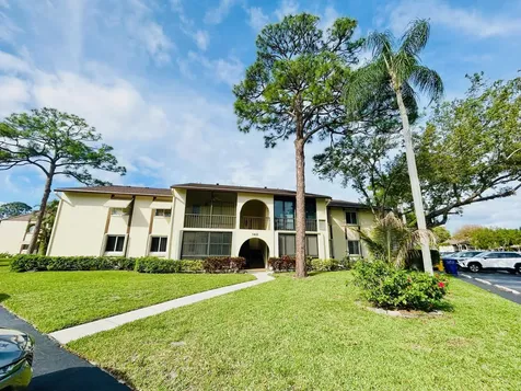 140 Lake Pine Circle Greenacres FL 33463