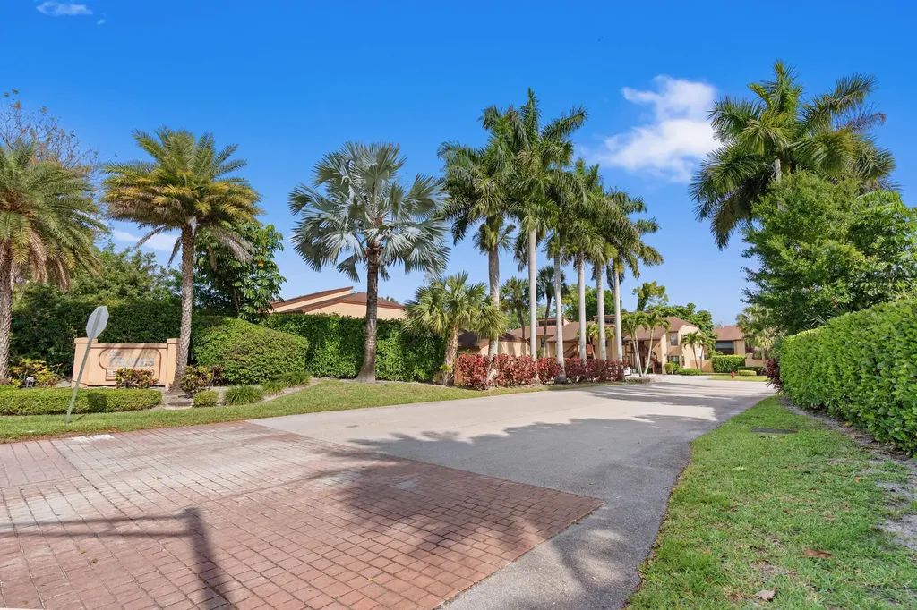 402 Lakeview Drive E Royal Palm Beach FL 33411