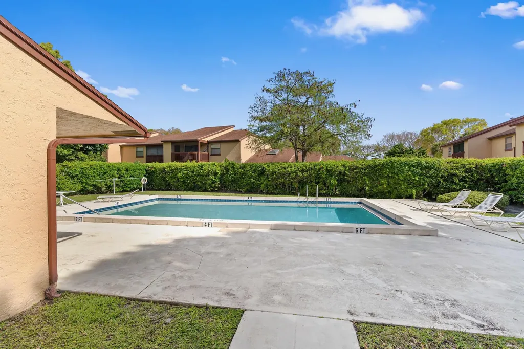 402 Lakeview Drive E Royal Palm Beach FL 33411