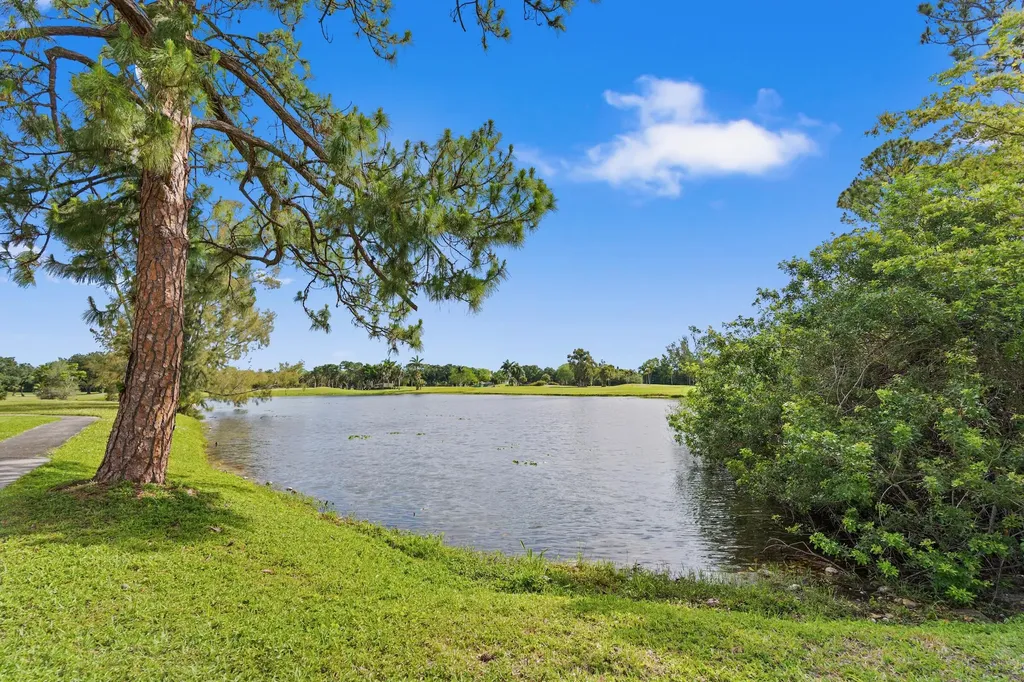402 Lakeview Drive E Royal Palm Beach FL 33411