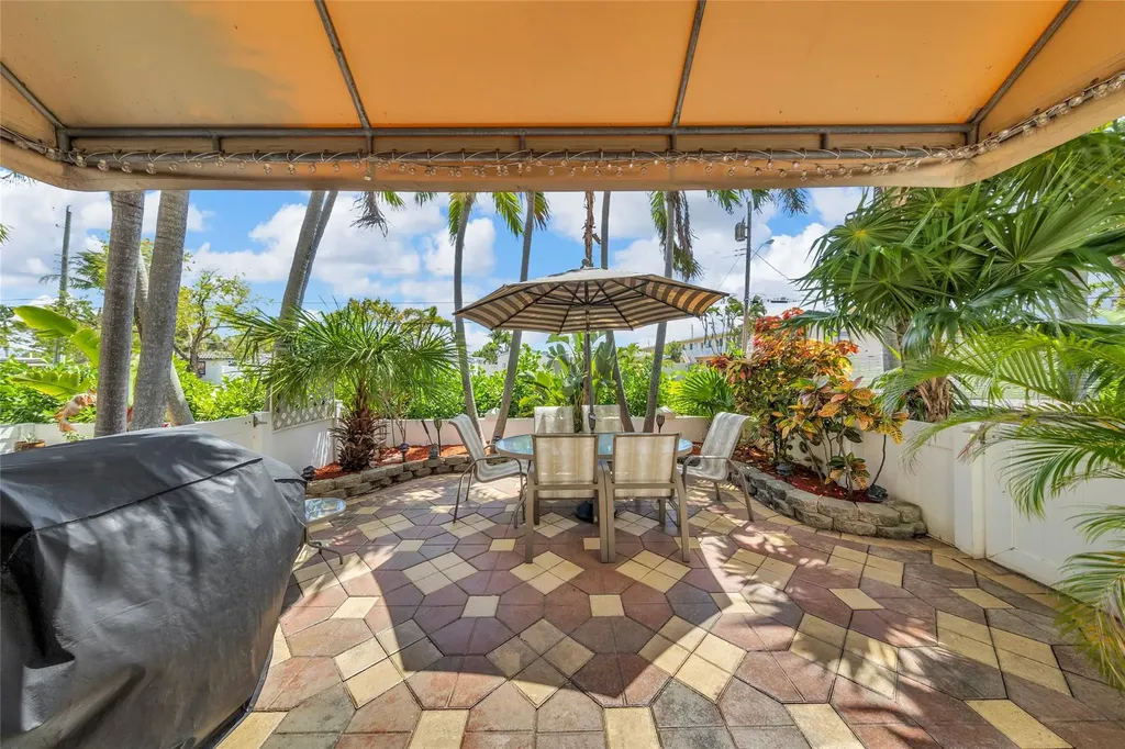1327 SE 3rd Avenue Pompano Beach FL 33060