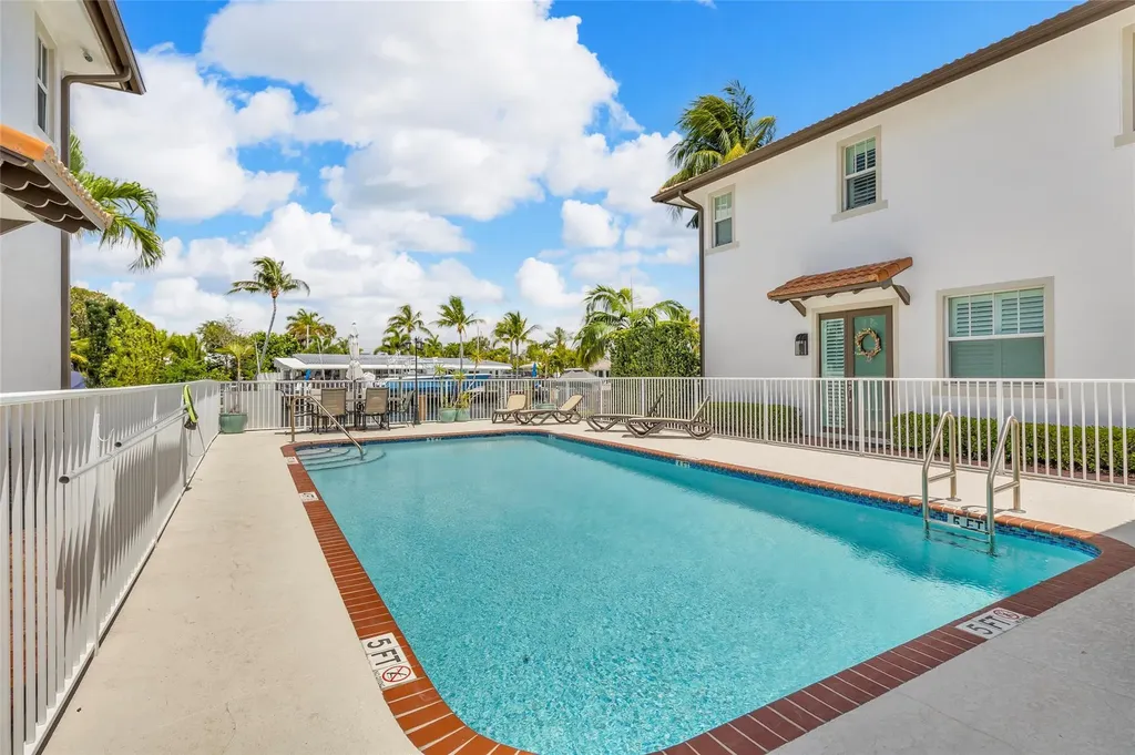 1327 SE 3rd Avenue Pompano Beach FL 33060