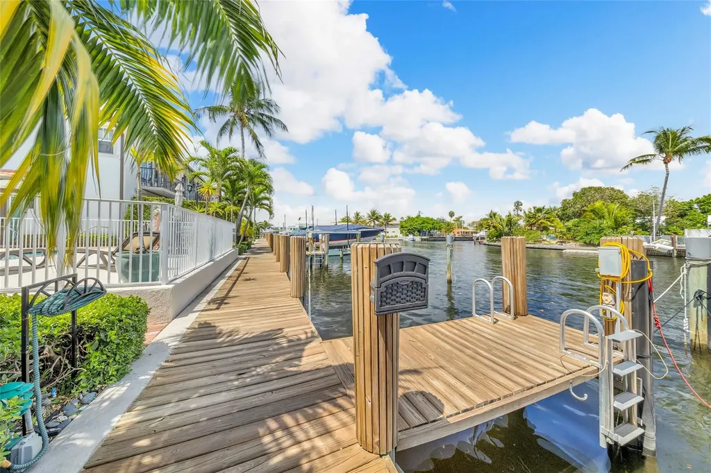 1327 SE 3rd Avenue Pompano Beach FL 33060