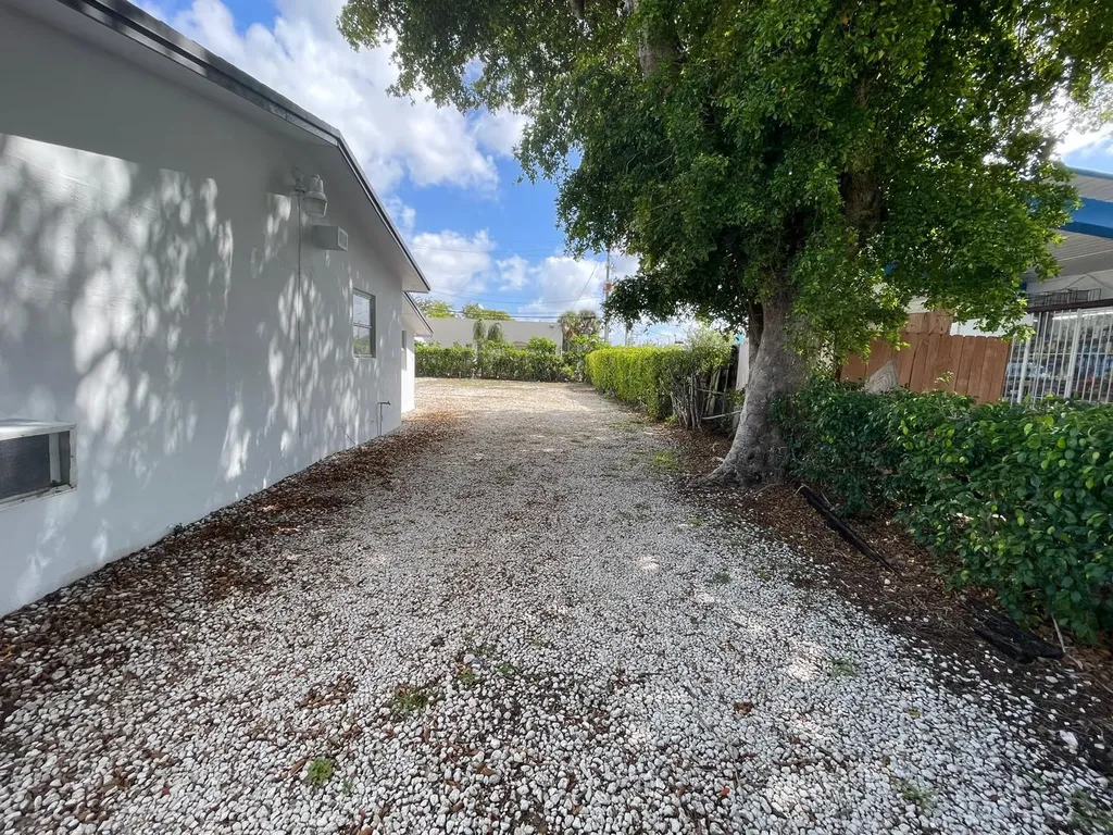 840 NW 33rd Street Oakland Park FL