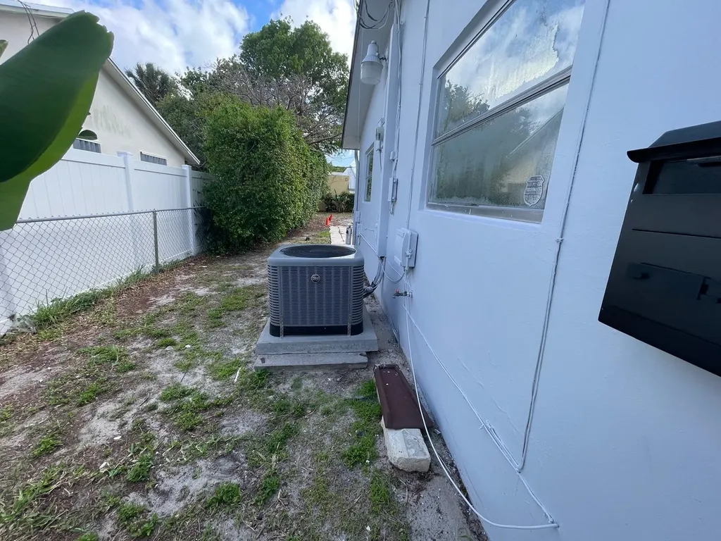 840 NW 33rd Street Oakland Park FL